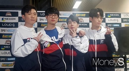 팀전에서 승리한 SAVIORS팀이 기념사진을 촬영하는 모습. /사진=채성오 기자