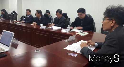 25일 오후 국회에서 열린 ‘카드수수료 인하 논쟁, 어떻게 볼 것인가' 토론회에서 참석자들이 발언하고 있다. /사진=서대웅 기자