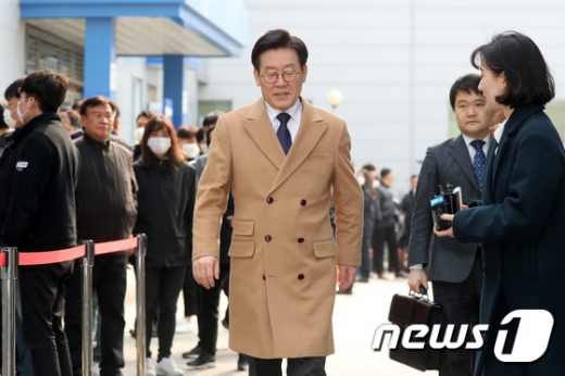 이재명 경기도지사가 25일 오전 경기도 성남시 수원지방법원 성남지원에서 열리는 13차 공판에 출석하고 있다. / 사진=뉴스1 