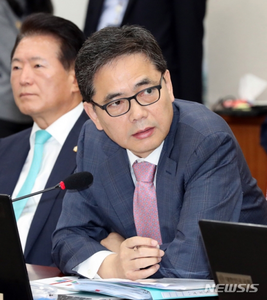 곽상도 자유한국당 의원(왼쪽). /사진=뉴시스