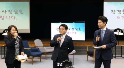 장경훈 하나카드 신임 사장(가운데)이 25일 직원들과 함께 행복 콘서트라는 주제로 취임식을 진행하고 있다. /사진=하나카드