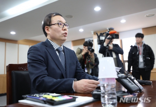 25일 오후 경기 과천시 정부과천청사 법무부에서 열린 과거사위원회 회의에서 김학의 전 법무부 차관의 출국 문제 등에 관한 발언을 하고 있는 정한중 검찰 과거사위원회 위원장 대행. /사진=뉴시스