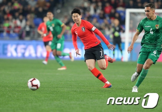 지난 22일 오후 8시 울산 문수 축구경기장에서 열린 볼리비아와의 친선 경기서 'A매치 무득점' 기록을 깨지는 못했지만, 좋은 활약을 펼쳤던 대한민국의 공격수 손흥민(왼쪽). /사진=뉴스1