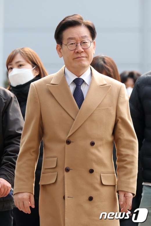 ▲ 이재명 경기도지사가 25일 오전 경기도 성남시 수원지방법원 성남지원에서 열리는 13차 공판에 출석하고 있다. / 사진=뉴스1