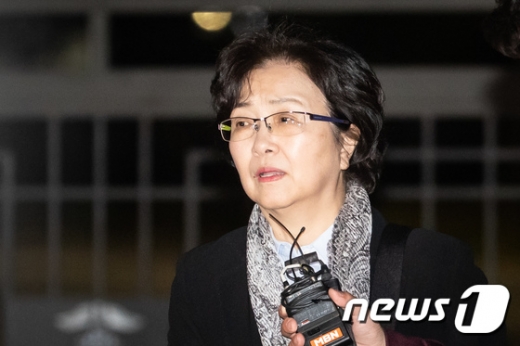 '환경부 블랙리스트 의혹 문건'으로 수사를 받아 온 김은경 전 환경부 장관이 26일 새벽 구속영장이 기각되자 서울 송파구 동부구치소를 빠져나오고 있다. /사진=뉴스1