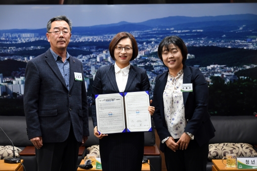 ▲ 성남시 사회적경제 청년활동가 사업 추진에 관한 업무 협약식. 기업대표-은수미 성남시장-청년대표가 협약서를 들고 기념사진을 찍고 있다. / 사진제공=성남시