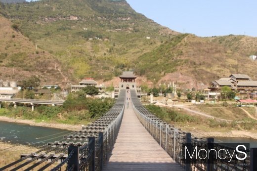 츠수이허를 가로지르는 출렁다리. 최근 조성됐다. /사진=박정웅 기자