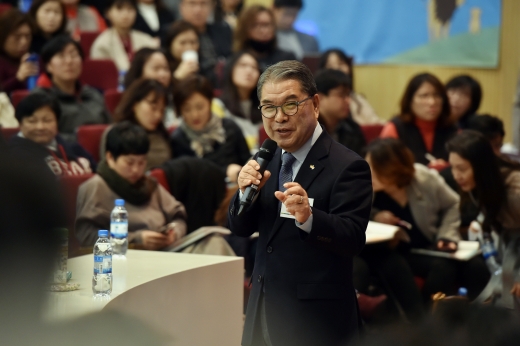 '2019 경기꿈의학교 운영자 워크숍'에서 특강을 하고 있는 이재정 경기도교육감. / 사진제공=경기도교육청