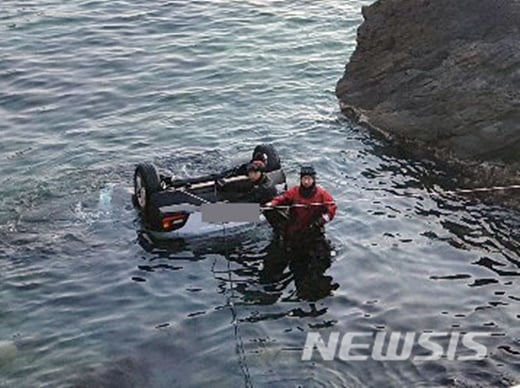 26일 오전 동해해양경찰서 경찰관들이 강원 강릉시 옥계면 금진리 앞바다에 추락한 SUV 승용차에서 탑승자 5명을 구조 후 차량을 건져내는 작업을 하고 있다./사진=뉴시스(동해해양경찰서 제공) 