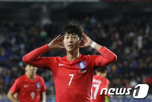 2017년 11월 10일 경기 수원월드컵경기장에서 열린 콜롬비아와의 평가전에서 멀티골을 터뜨리고 세레머니를 펼치고 있는 한국의 손흥민. 최근 무득점을 이어가고 있는 손흥민은 이날 '멀티골 대활약'을 기억해내야 한다. /사진=뉴스1