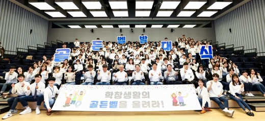 삼성카드는 사회적 가치창출을 위해 디지털 역량을 활용해 청소년에 대한 교육사회공헌 사업을 강화한다고 밝혔다. 사진은 삼성카드의 청소년 교육 사회공헌 활동에 참여할 대학생 봉사단 발대식 모습. /사진=삼성카드