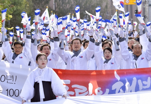이용섭 광주광역시장(가운데)이 지난 25일 오후 남구 수피아여고에서 열린 '3·1운동 및 임시정부수립 100주년 3·1만세운동 전국민 릴레이' 재현행사에 참석해 장휘국 광주시교육감, 김병내 남구청장, 임미란 광주시의회 부의장, 독립유공자 유족 및 시민 등과 함께 수피아여고에서 부동교까지 1.6㎞ 구간을 걸으며 만세삼창을 외치고 있다./사진제공=광주광역시