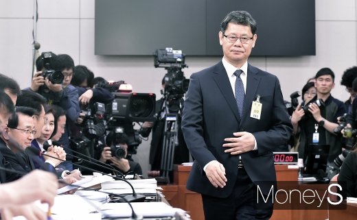 [머니S포토] 인사 검증대 오른 김연철 장관 후보자