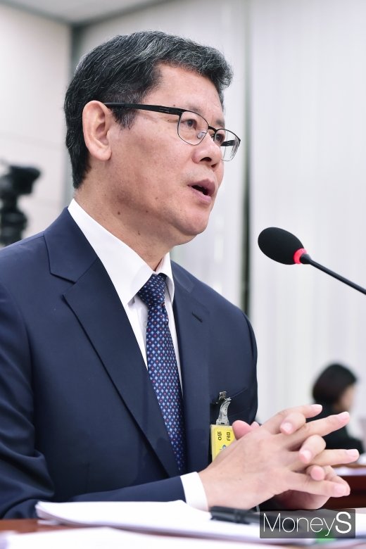 [머니S포토] 질의에 답하는 김연철 후보자