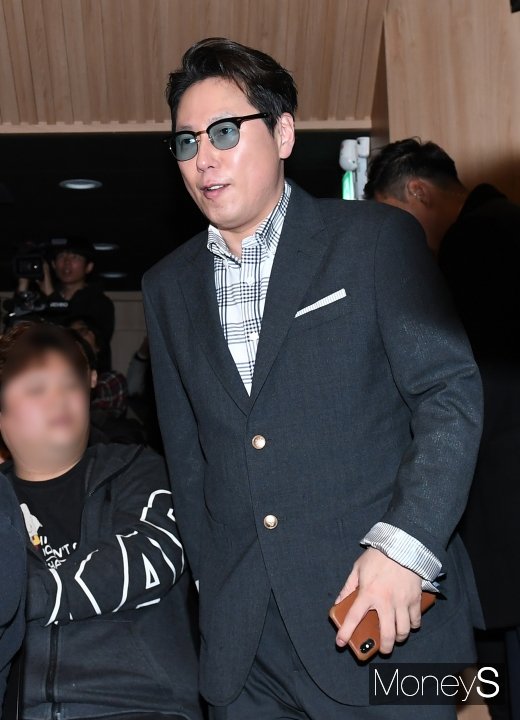 [머니S포토] 윤종신, 한껏 꾸민 패션