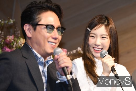 [머니S포토] 태연, 윤종신도 웃게 만드는 애교