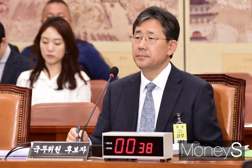 [머니S포토] 질의 경청하는 박양우 후보자