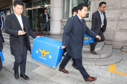 경찰 관계자들이 26일 오전 서울 마포구 경총에서 김영배 전 한국경영자총협회(경총) 상임부회장 재직 당시 자녀 학자금 등 공금 수억여원을 사용했다는 의혹과 관련 압수수색을 끝낸 뒤 증거품 박스를 들고 건물을 나서고 있다. /사진=뉴스1 성동훈 기자