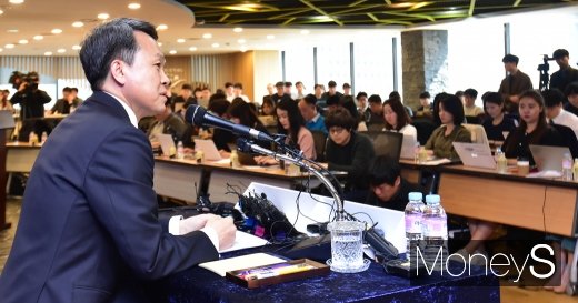 [머니S포토] 신한은행호 고졸신화 진옥동 신임 행장 만나 글로벌화 출항