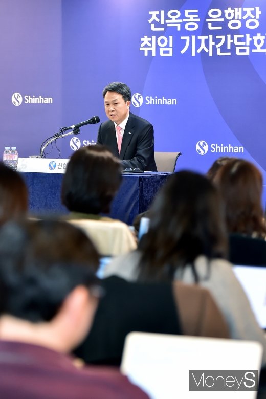 [머니S포토] 진옥동 신임 행장 