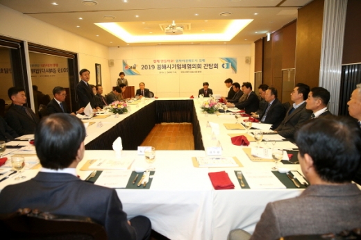 26일 열린 김해시기업체협의회 첫 회의에서 허성곤 김해시장이 인사말을 하고 있다./사진제공=김해시