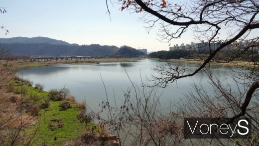 아동산길에서 바라본 밀양강. /사진=박성기 여행 칼럼니스트