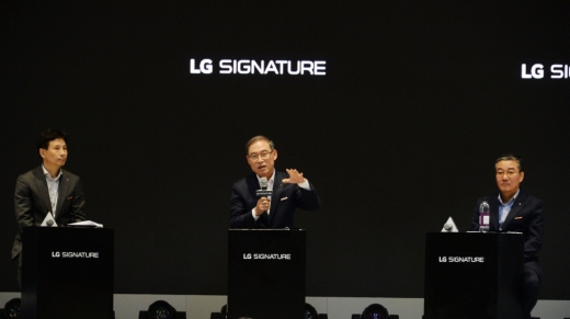 (왼쪽부터)LG전자 디자인경영센터장 노창호 전무, H&A사업본부장 송대현 사장, 에어솔루션사업부장 이감규 부사장. /사진=LG전자