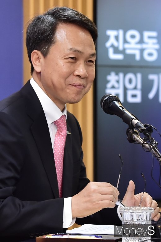 [머니S포토] 신한의 미래 질문 경청하는 진옥동 행장