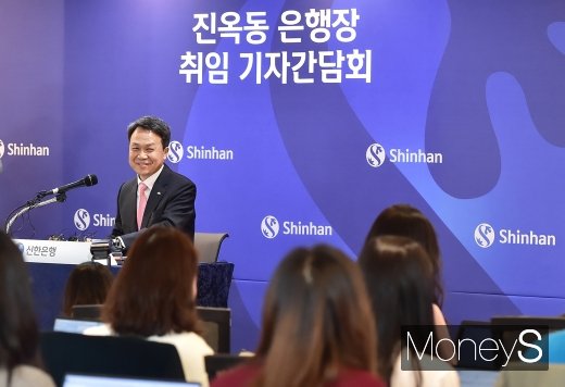 [머니S포토] 진옥동 선장 만난 신한호, 미소만큼 시원한 출항