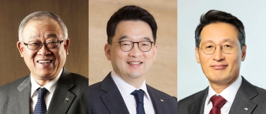 (왼쪽부터)OCI 백우석 회장, 이우현 부회장, 김택중 사장 / 사진=OCI