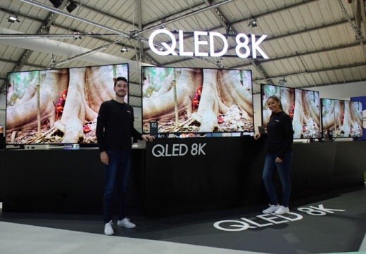 삼성전자 모델들이 2019년도 중남미향 QLED 라인업을 소개하고 있다. /사진=삼성전자