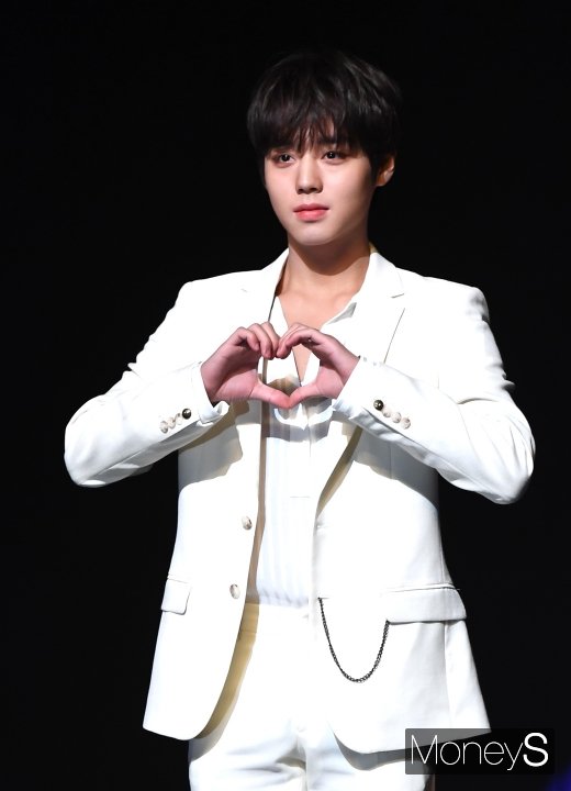 [머니S포토] '워너원 출신' 박지훈, '어클락'으로 첫 솔로 데뷔