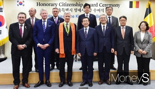 [머니S포토] 서울명예시민 된 필립 벨기에 국왕