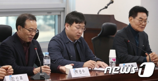 박권수 전국개인택시운송사업조합연합회 회장(왼쪽부터), 정주환 카카오모빌리티 대표, 박복규 전국택시운송사업조합연합회 회장이 지난 7일 오전 서울 여의도 국회 의원회관에서 열린 택시-플랫폼 사회적대타협기구 마지막 전체회의에 나란히 앉아 있다./사진=뉴스1