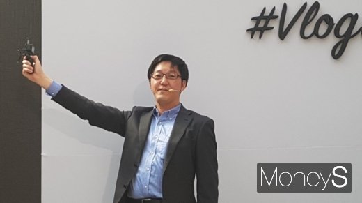 오타 카즈야 소니 디지털이미징사업부장이 RX0 II를 직접 들어보이고 있다. /사진=채성오 기자 