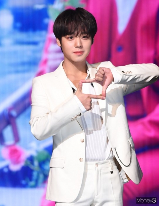 가수 박지훈이 26일 오후 서울 종로구 홍지동 상명아트센터 계당홀에서 열린 첫 번째 미니앨범 'O’CLOCK(어클락)' 쇼케이스 무대에 올라 포즈를 취하고 있다. /사진=장동규 기자