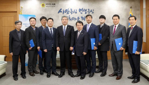 송한준 경기도의회 의장(더민주, 안산1)이 26일 의장 접견실에서 ‘2018 회계연도 결산검사위원’ 10명을 위촉하고 위촉장을 수여했다. / 사진제공=경기도의회