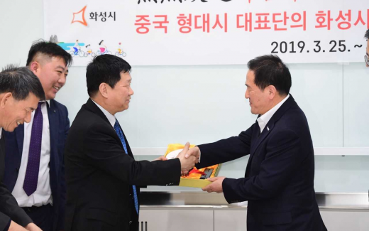 지난 25일 화성시에 방문한 중국 형대시 대표단을 접견하고 있는 김돈겸 자치행정국장(오른쪽). / 사진제공=화성시