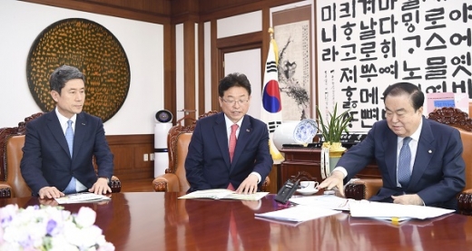 이철우 지사(사진 가운데)가 지난 26일 문희상 국회의장(오른쪽)를 방문해 포항지진특별법 제정에 협조를 구하고 있다. /사진=경상북도 제공.