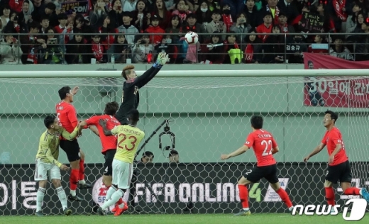 조현우가 26일 오후 서울 마포구 상암동 서울월드컵경기장에서 열린 대한민국 축구 대표팀과 콜롬비아 대표팀의 평가전에서 선방하고 있다. /사진=뉴스1