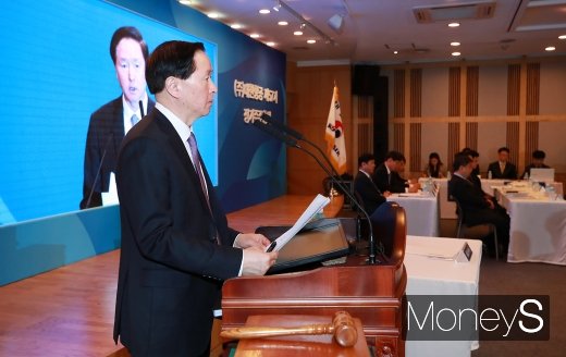 [머니S포토] 조양호 회장, 대한항공 사내이사 연임 안건… 굴려진 주사위