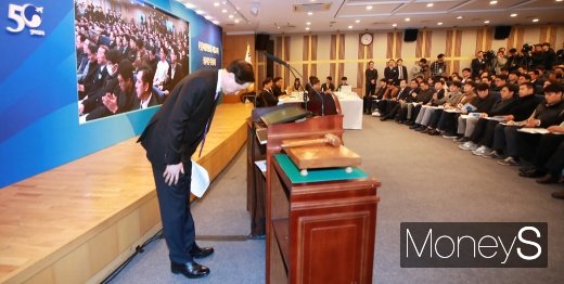 [머니S포토] 대한항공 주총, 고개숙여 인사하는 우기홍 대표이사
