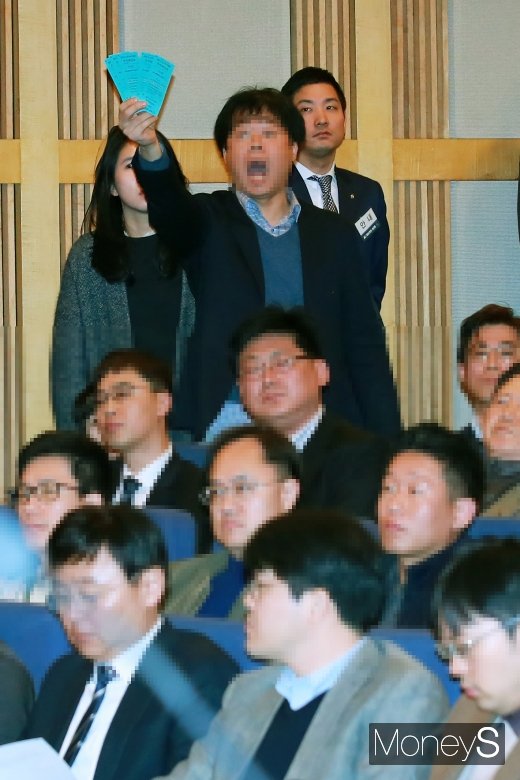 [머니S포토] 대한항공 주총, 항의하는 주주