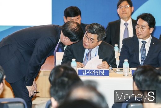 [머니S포토] 대한항공 주총, 의견 나누는 우기홍 의장