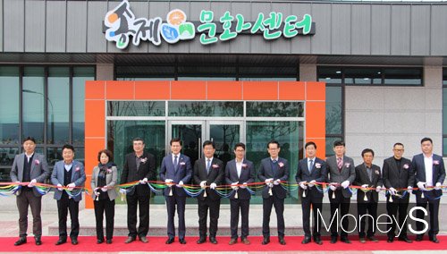 나주세지 송제권단위 종합정비사업이 송제 다목적 복지센터 준공을 끝을 대단원의 막을 내렸다. 사진은 송제 다목적 복지센터 준공식 장면. /사진=나주시 제공