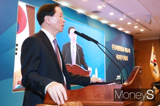 [머니S포토] 사내이사 선임 부결 알리는 우기홍 대표이사