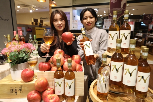 롯데백화점 광주점 지하1층 와인매장에서 직원이 충북 영동군 추풍령 해발 300미터에서 재배한 사과로 만들어진 ‘N사과 와인’을 선보이고 있다./사진=롯데백광주점 제공. @머니S MNB, 식품 외식 유통 · 프랜차이즈 가맹 & 유망 창업 아이템의 모든 것