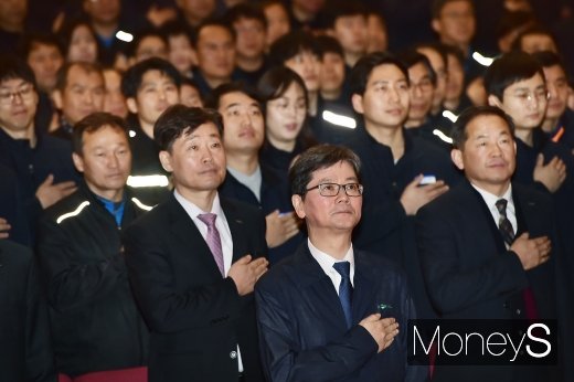 [머니S포토] 제9대 코레일 사장 취임식, 국민의례하는 손병석