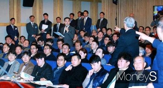 채이배 의원과 발언을 반대하는 일부 주주들. /사진=임한별 기자