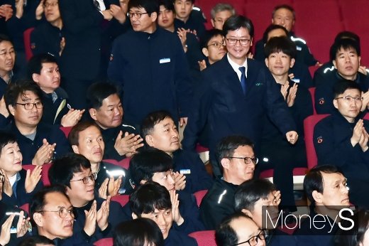 [머니S포토] 손병석 코레일 사장, 임직원 박수받으며 취임